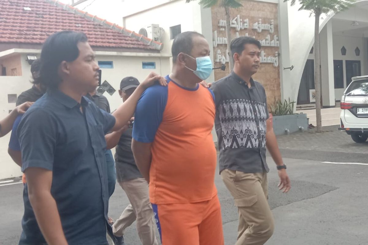 Salah satu pelaku perampokan penumpang bus, saat digelandang petugas di Mapolres Jombang, Jawa Timur, Senin (16/6/2025).