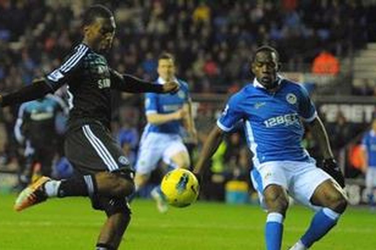 Striker Chelsea, Daniel Sturridge (kiri), melakukan tendangan yang akhirnya membobol gawang Wigan Athletic pada lanjutan Premier League, Sabtu atau Minggu (18/12/2011) dini hari WIB. Namun, Chelsea akhirnya ditahan 1-1, setelah Jordi Gomez membobol gawang Petr Cech.