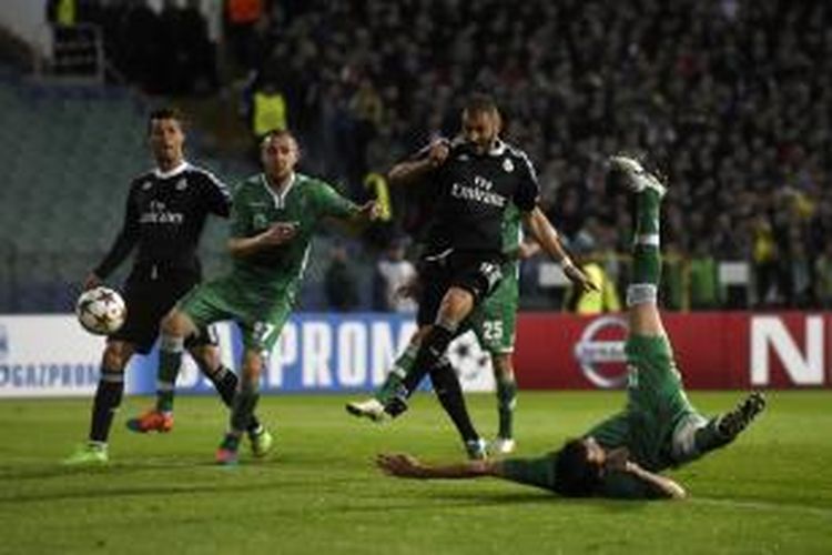 Penyerang Real Madrid, Karim Benzema, mencetak gol pada matchday kedua Grup B Liga Champions melawan Ludogorets Razgrad di Stadion Vassil Levski, Sofia, Rabu (1/10/2014).