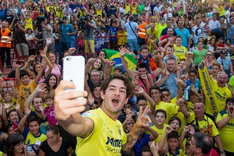 Striker baru Villarreal, Alexandre Pato, saat perkenalan dirinya, Selasa (2/8/2016).