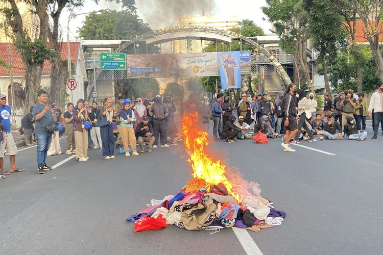 11 Tuntutan Masyarakat Sipil di Depan Gedung Grahadi Surabaya