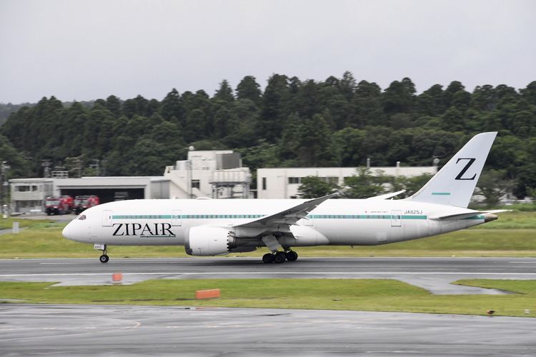 Pesawat milik maskapai berbiaya murah asal Jepang, Zipair, di Bandara Narita pada 15 Juni 2022. Zipair mengganti logo Z-nya karena dikaitkan dengan simbol pasukan Rusia dalam perang Ukraina.