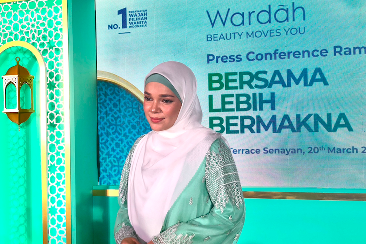 Dewi Sandra di konferensi pers Wardah Bersama Lebih Bermakna di jakarta, Senin (20/3/2022).