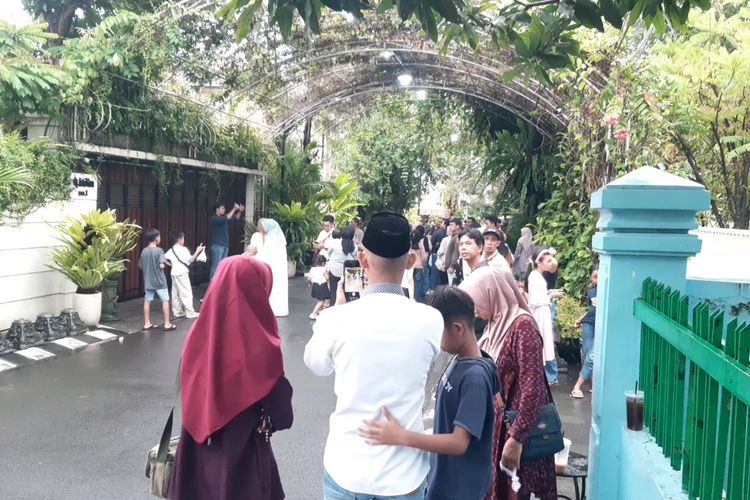 Rumah Jokowi di Solo Ramai Dikunjungi, Warga Asal Malang Rela Menunggu