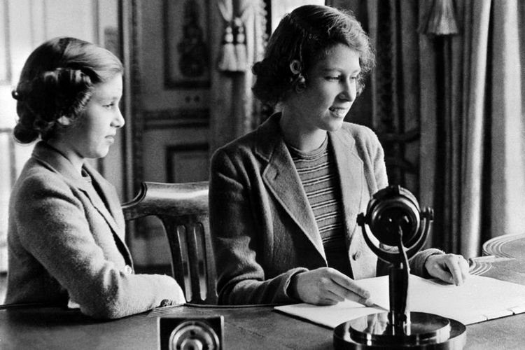 Foto pada Oktober 1940 di Windsor ketika Putri Elizabeth (calon Ratu Inggris Elizabeth II) dan saudara perempuannya Putri Margaret mengirim pesan dalam program anak-anak BBC, terutama kepada anak-anak yang dievakuasi karena Perang Dunia II.