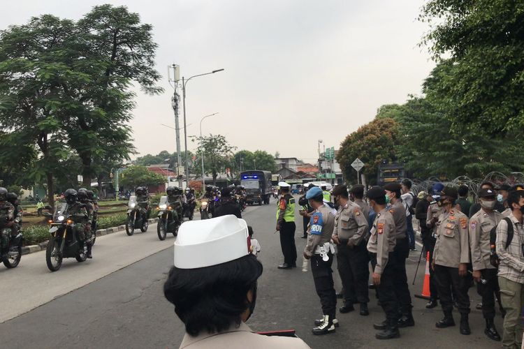 Aparat TNI-Polri mengamankan jalannya sidang lanjutan kasus kerumunan dan penghasutan terdakwa Rizieq Shihab di Pengadilan Negeri Jakarta Timur, Cakung, Jakarta Timur pada Selasa (30/3/2021).