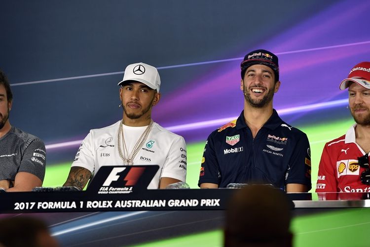 Pebalap Formula 1 (kiri-kanan), Fernando Alonso (Spanyol/McLaren-Honda), Lewis Hamilton (Inggris/Mercedes), Daniel Ricciardo (Australia/Red Bull Racing), dan Sebastian Vettel (Jerman/Ferrari) menghadiri konferensi pers jelang GP Australia di Sirkuit Melbourne Grand Prix, Albert Park, Kamis (23/4/2017).