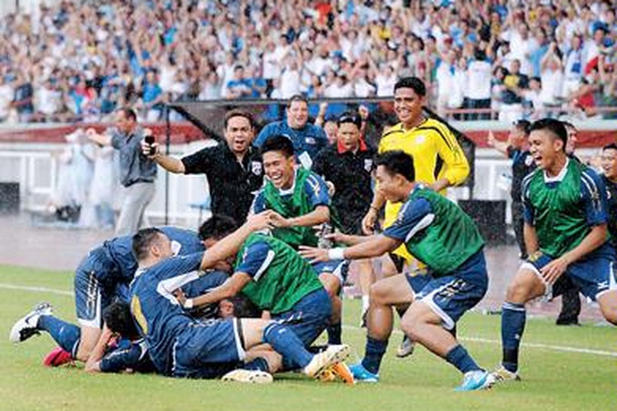 Pemain Filipina berhamburan ke lapangan menyambut gol gelandang Emelio Caligdong pada laga kualifikasi Piala Dunia  2014 di Manila, Filipina, Minggu (3/7), melawan Sri Lanka. Filipina menang 4-0.