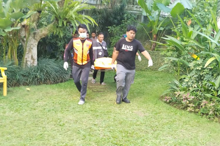 Petugas gabungan saat mengevakuasi jenazah seorang perempuan  warga negara Prancis, berinisial AI (38), yang ditemukan tewas di sebuah kamar hotel, Jalan Raya Batu Bolong, Desa Canggu, Kecamatan Kuta Utara, Kabupaten Badung, Bali, pada Minggu (1/9/2024). /Dok.Humas Polres Badung. 