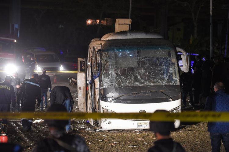 Gambar yang diambil pada 28 Desember 2018 memperlihatkan lokasi kejadian insiden bom meledak ketika bus berisi turis Vietnam melintas di dekat Piramida Giza, Mesir. Insiden itu menewaskan empat orang dan melukai 11 orang lainnya.