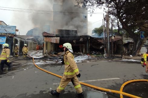 Kebakaran Toko Cat di Pondok Labu Merambat ke Toko Elektronik di Sebelahnya