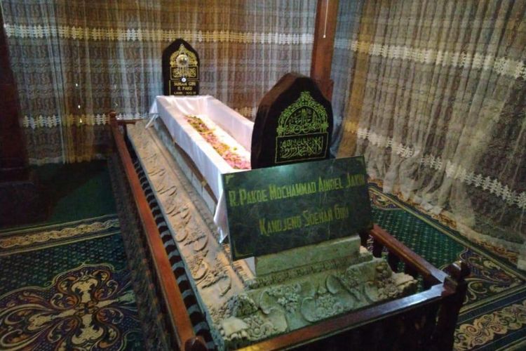 Makam Sunan Giri terletak di Dusun Giri Gajah, Desa Giri, Kecamatan Kebomas, Gresik.