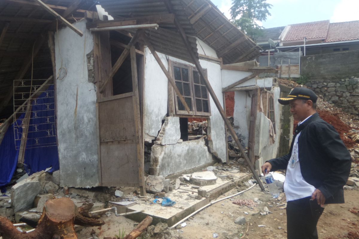 Rumah yang terdampak longsor di Jagakarsa, Jakarta Selatan diratakan menggunakan alat berat, Rabu (5/4/2017)