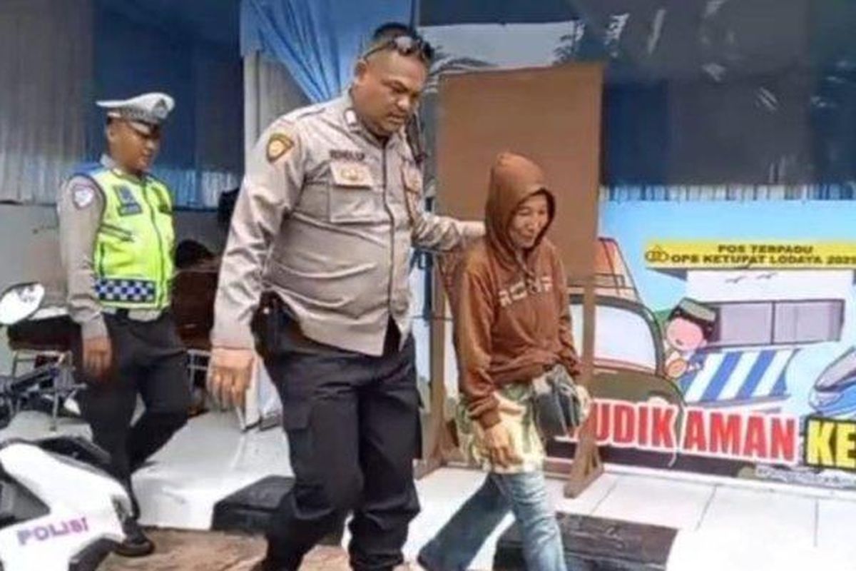 Petugas saat mengantar pemudik yang tertinggal bus yang dinaikinya dari Jakarta menuju Cirebon di Rest Area Km 166 Tol Cipali, Kecamatan Jatiwangi, Kabupaten Majalengka, Selasa (25/3/2025). 

