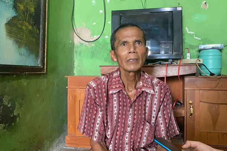 Alvi Noviardi (57 tahun) seorang guru honorer asal Kampung Bantar Muncang Rt3/Rw7, Desa Sekarwangi, Kecamatan Cibadak, Kabupaten Sukabumi, saat ditemui awak media Kamis (10/10/2024) petang.