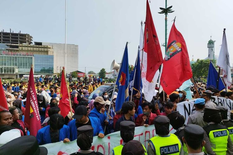 Elemen mahasiswa menggelar aksi menolak kenaikam harga BBM bersubsidi di depan Pendapa Kabupaten Banyumas, Jawa Tengah, Senin (5/9/2022).