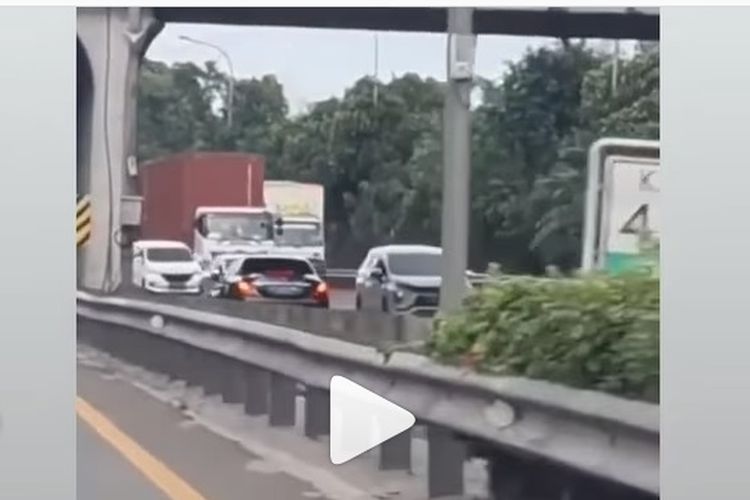 Tampilan gambar mobil lawan yang lawan arah di Tol Cakung (27/11/2021).