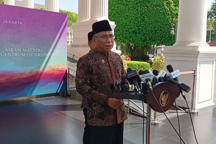 Ketua Umum Pengurus Besar Nahdlatul Ulama (PBNU) Yahya Cholil Staquf memberikan keterangan pers usai ertemu dengan Presiden Joko Widodo di Istana Kepresidenan, Jakarta, pada Jumat (9/6/2023).