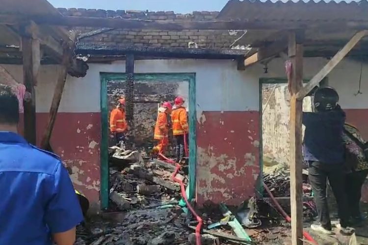 TERBAKAR--Rumah milik Purwoko hangus terbakar api, Kamis (28/7/2022). Akibat kebakaran itu perabot dan atap rumah warga Jalan Kelapa Manis Gang 2, Kelurahan Manisrejo, Kecamatan Taman, Kota Madiun, Jawa Timur itu ludes dilahap si jago merah. 