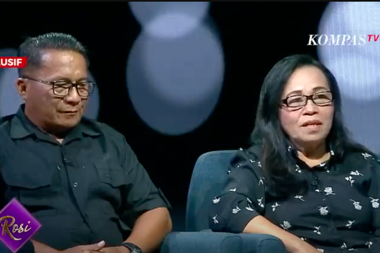 Orangtua Richard Eliezer atau Bharada E, Sunandag Yunus Lumiu dan Rineke Alma Pudihang saat berbincang di acara Rosi di Kompas TV