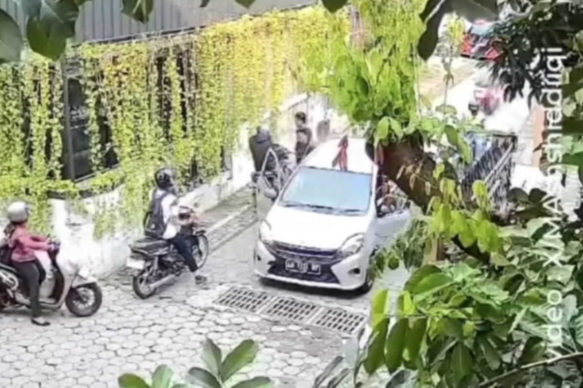 Aksi arogansi pengemudi mobil terhadap pengendara motor