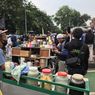 Meski Dilarang, Pedagang Kaki Lima Masih Jualan di Area Demo di Medan Merdeka Selatan