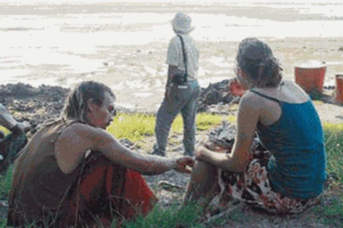 Luc dan Elllie, pasangan suami isteri muda asal Afrika Selatan yang mengaku turis backpacker, tengah bercengkerama di pantai karang kawasan wisata Plengkung, Taman Nasional Alas Purwo, Kabupaten Banyuwangi, Jawa Timur, Minggu (26/4). Cinta keduanya kepada alam membuat mereka nekat tidur di mana saja.