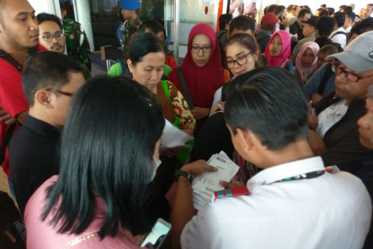 Suasana di Bandara Soekarno Hatta, para penumpang  Batik Air yang seharusnya berangkat dari Bandara Halim Peranakusuma, dialihkan ke Bandara Soekarno Hatta, Selasa (31/10/2017) pagi. Penumpang yang seharusnya ke Yogyakarta dialihkan ke Solo.