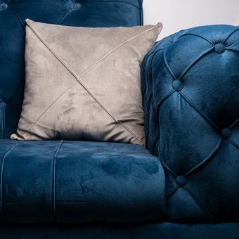 Ilustrasi sofa beludru.