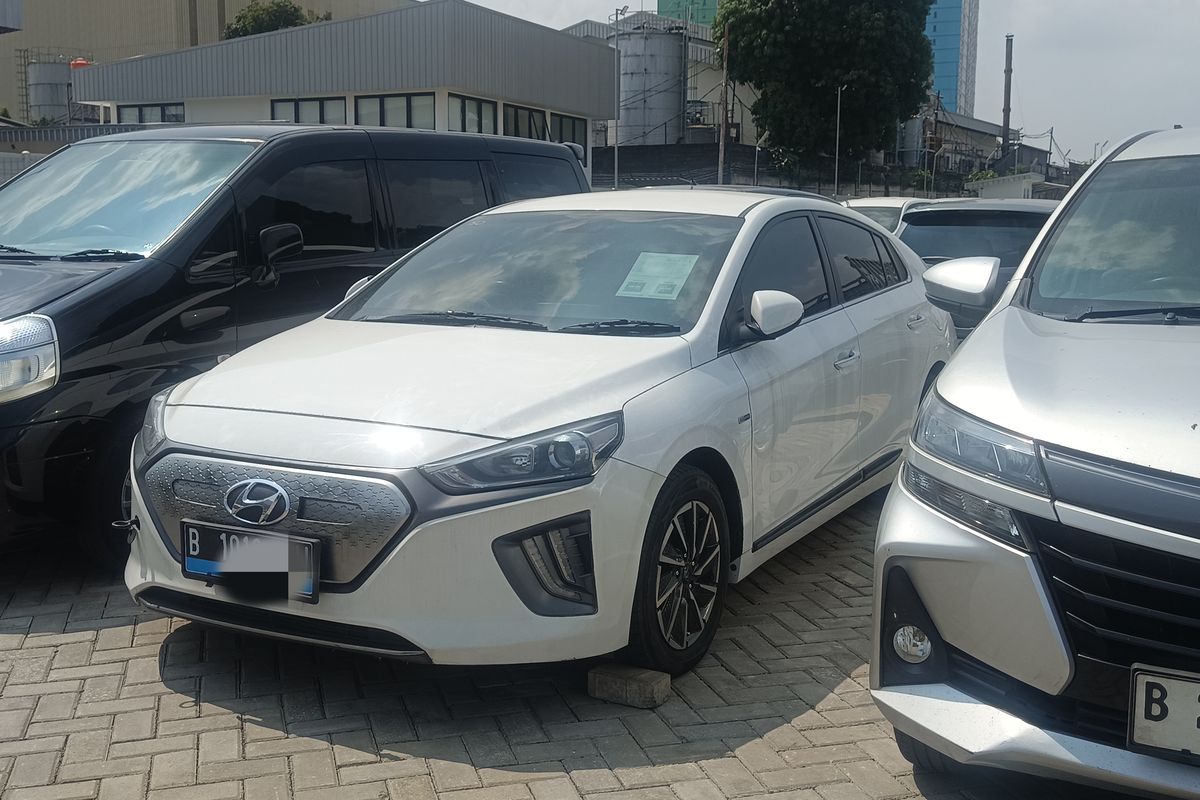 Mobil listrik di sentra lelang