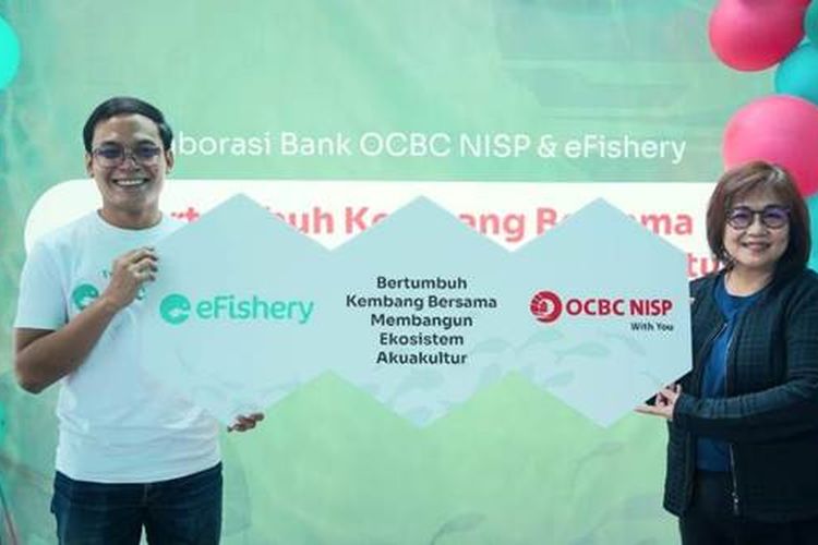 Gibran Huzaifah (CEO dan Co-Founder eFishery) dan Veronika Susanti (Digital Lending Division Head Bank OCBC NISP) pada saat acara Signing Ceremony Kolaborasi Bank OCBC NISP & eFishery