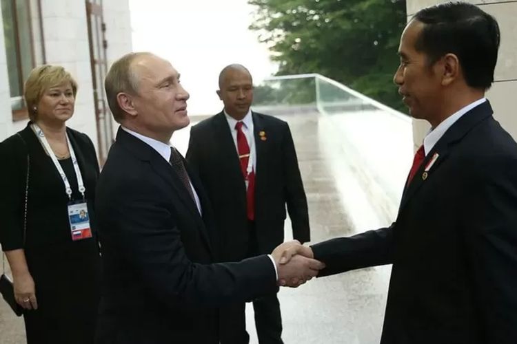 Presiden Rusia, Vladimir Putin, saat menerima kunjungan Presiden Indonesia Joko Widodo di Sochi pada 18 Mei 2016.
