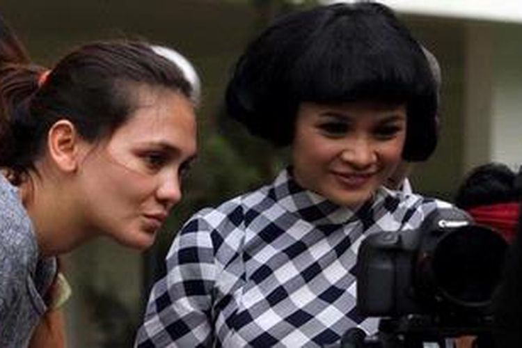 Luna Maya (kiri) menjadi sutradara pada pembuatan klip video penyanyi Andinie Aisyah Haryadi atau Andien (kanan) yang berjudul 