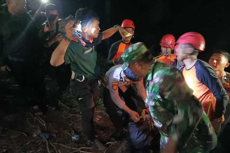 Foto: Tim SAR Gabungan mengevakuasi korban hanyut dari sungai Siponot, Desa Salaon Tonga tonga, Kecamatan Ronggur Nihuta, Kabupaten Samosir, Kamis 24 Agustus 2023.