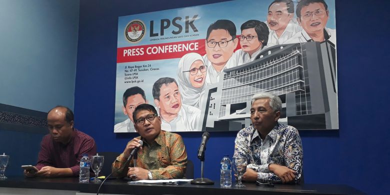 Ketua Lembaga Perlindungan Saksi dan Korban (LPSK) Abdul Haris Semendawai (tengah), Direktur Migrant Care Wahyu Susilo (kiri foto) dan Sekretaris Utama BNP2TKI Hermono (kanan foto), Kamis (5/4/2018).