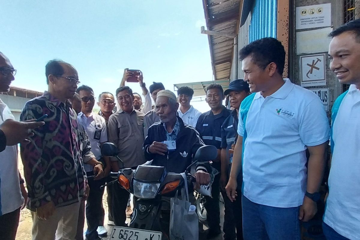 Direksi Pupuk Kujang bersama Kepala Dinas Pertanian Kota dan Kabupaten Tasikmalaya serta perwakilan petani dua daerah itu mengecek ketersediaan pupuk subsidi dan non subsidi di Gudang Pupuk Kujang, Cibeureum, Kota Tasikmalaya, Jawa Barat, Kamis (25/1/2024).
