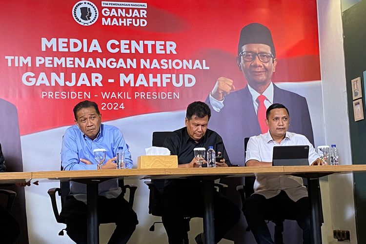 Direktur Hukum Tim Pemenangan Nasional (TPN) Ganjar-Mahfud, Ronny Talapessy (kanan) saat konferensi pers di Menteng, Jakarta Pusat, Kamis (9/11/2023). 