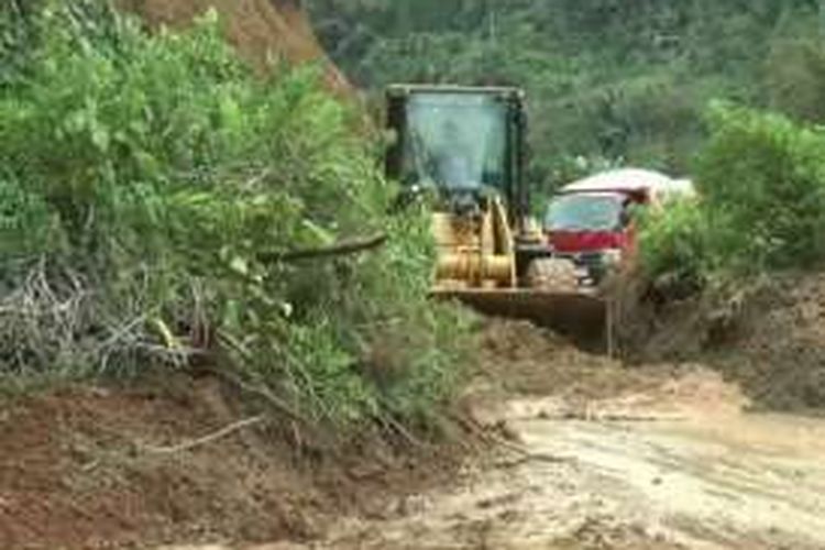 Jalan penghubung antarkabupaten Mamasa dan Polewali Mandar, Sulawesi Barat, tertutup akibat longsor di sejumlah ruas jalan, Selasa (11/10/2016).