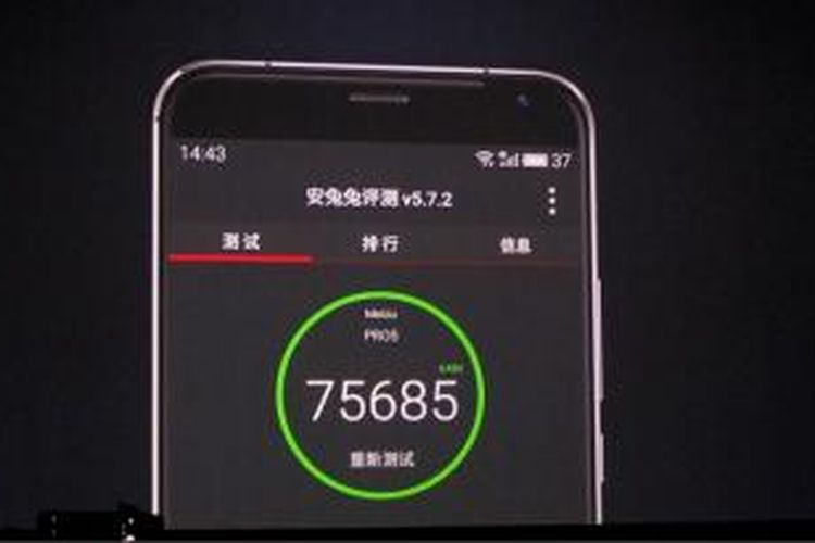 Skor benchmark AnTuTu Meizu Pro 5 yang dipamerkan oleh CEO Meizu Bai Yongxian saat berbicara dalam acara peluncuran ponsel tersebut di Beijing, China, Rabu (23/9/2014)
