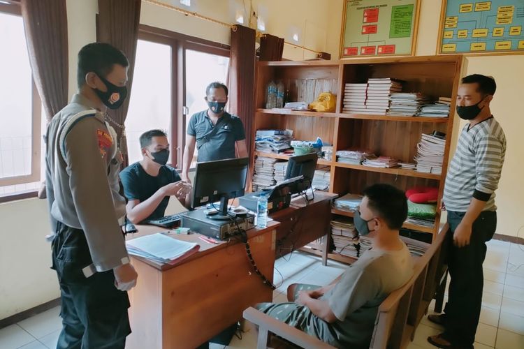Sumijan, warga Grobogan yang mengaku intel diperiksa oleh pihak kepolisian di Mapolsek Todanan, Blora, Jumat (14/1/2022)