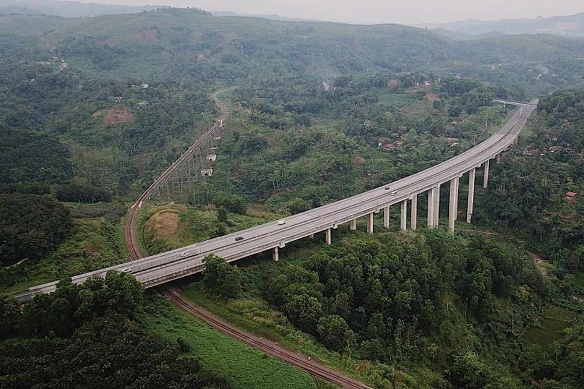 Di samping efisiensinya, jalan tol kerap memiliki medan yang menantang bagi pengemudi, terutama pemula, karena kontur serta alignment yang berbeda-beda. 