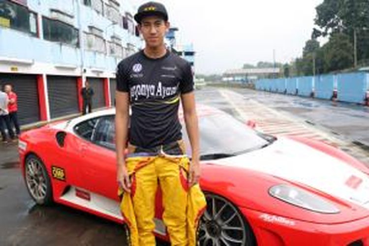 Sean Gelael, di depan Ferrari F430 di sirkuit Sentul, (28/1/2014). 