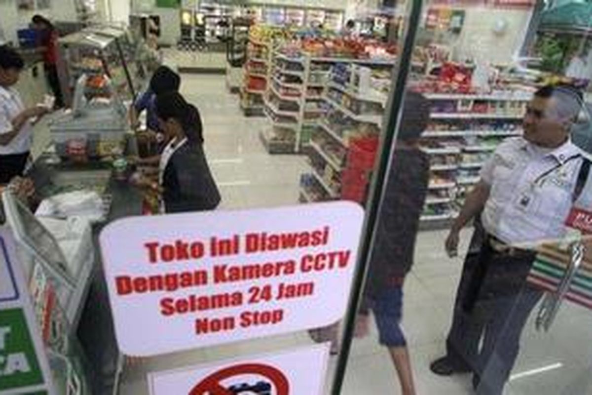 Untuk menjaga kemananan selama beroperasi 24 jam, minimarket Seven Eleven (711) mempekerjakan satpam dan mengoperasikan kamera CCTV, Kemangisan, Jakarta, Rabu (11/1/2012). Minimarket khususnya yang buka selama 24 jam, kini kerap menjadi sasaran kejahatan.
