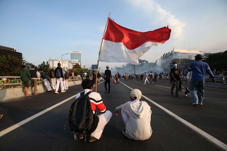 Bentrokan antara aparat polisi dan demonstran pelajar terjadi di Slipi, Jakarta Barat, Senin (30/9/2019). Akibat kericuhan ini tol dalam kota di kawasan Slipi lumpuh total.