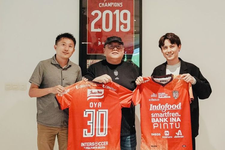 General Manager J.League, Takeyuki Oya dan Kaiyu Masuzoe sebagai bagian dari Departemen Global Bisnis J.League saat berkunjung ke Bali United ditemani CEO Bali United, Yabes Tanuri, Rabu (22/2/2023).