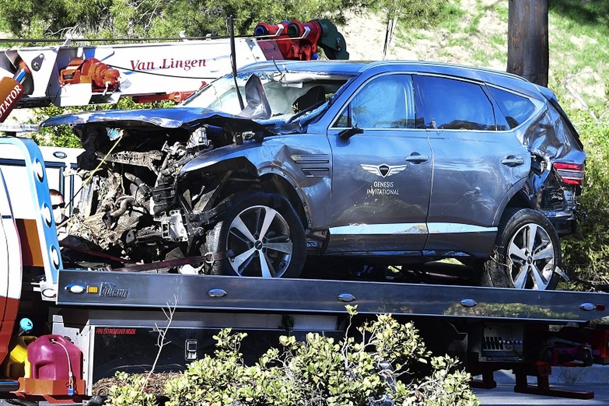 Sebuah truk derek mengangkut mobil yang dikendarai pegolf Tiger Woods usai mengalami kecelakaan tunggal di Rancho Palos Verdes, California, pada tanggal Selasa 23 Februari 2021 waktu setempat.