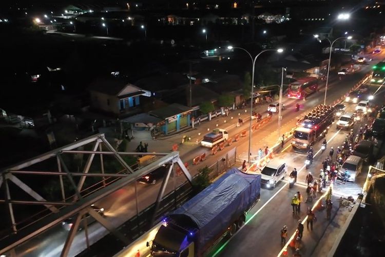 Kondisi arus lalu lintas saat pembukaan Jembatan Wonokerto, Demak, Jumat malam (18/11/2022).
