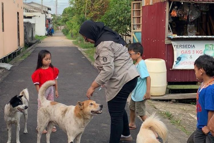 Vaksinasi rabies door to door pada anjing dan kucing di Kabupaten Ketapang, Kalimantan Barat