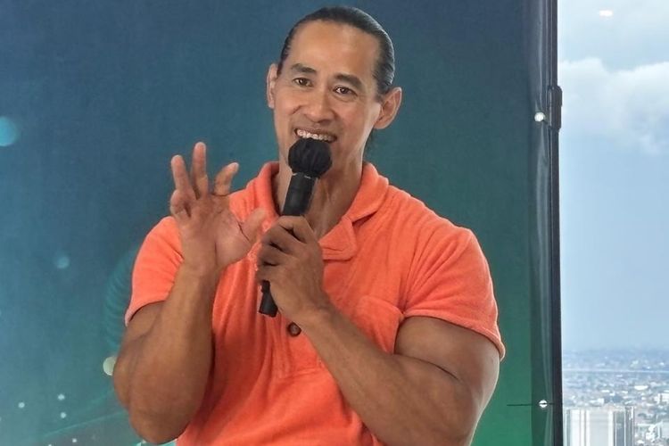 Praktisi kebugaran tubuh Ade Rai dalam acara diskusi media memeringati Hari Osteoporosis Sedunia di Jakarta (23/10/2025).