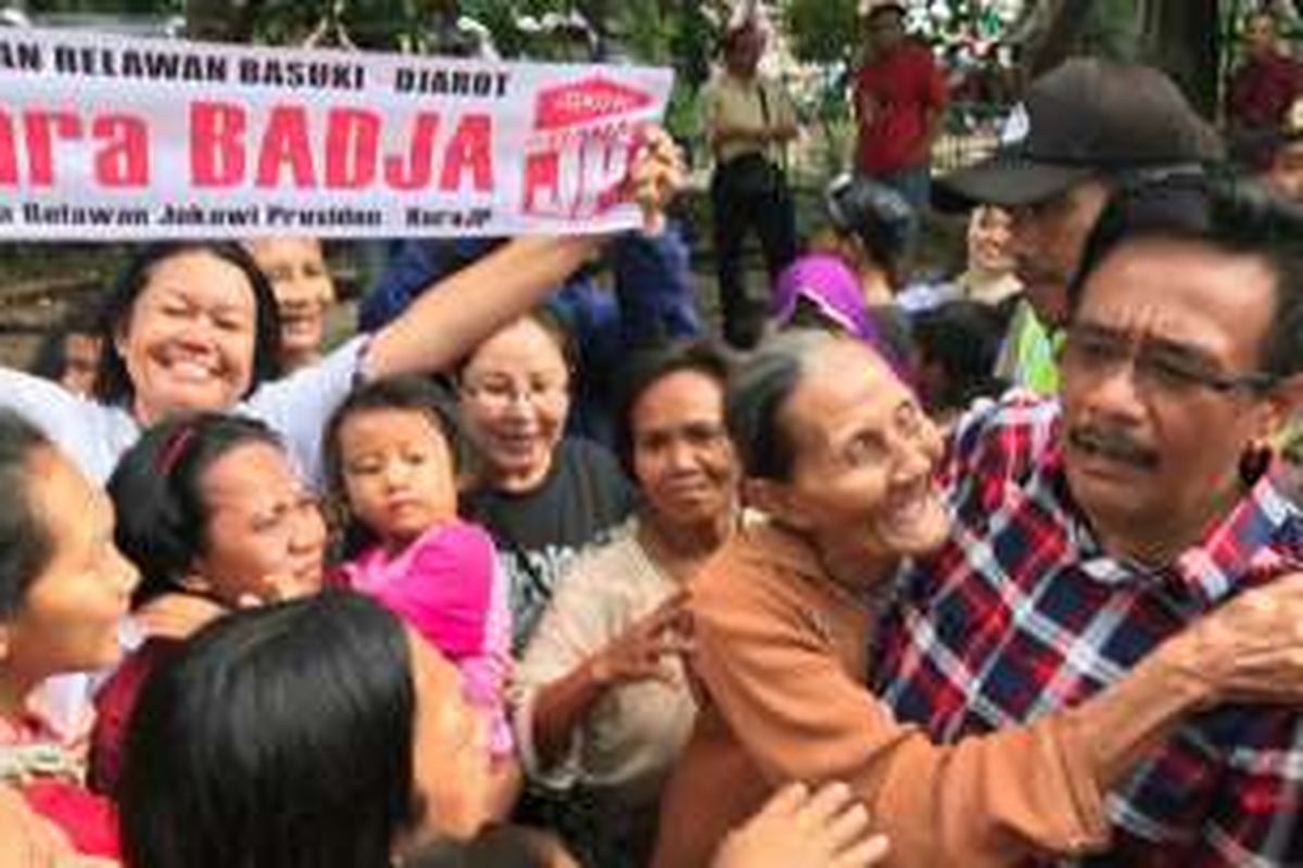 Cawagub DKI Jakarta Djarot Saiful Hidayat pasrah dipeluk seorang nenek di Pasar Embrio, Kamis (8/12/2016)